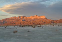 Archivo:West face of Guadalupe Mountains at sunset 2006