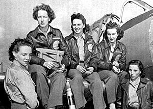 Archivo:Women's Auxiliary Ferrying Squadron pilots, March 7, 1943