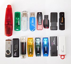 Archivo:16 USB flash drives