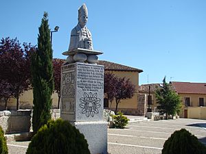 Archivo:31 Cigales monumento obispo Antonio Alcalde lou