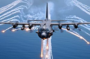 Archivo:AC-130H Spectre jettisons flares