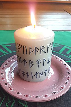 Archivo:A candle with runes on a saucer - Kerze mit Runen auf Unterteller