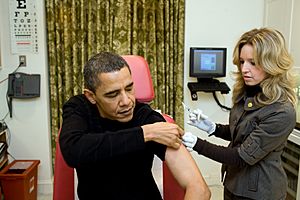 Archivo:A nurse vaccinates Barack Obama against H1N1