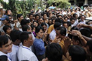 Archivo:Aung San Suu Kyi greeting supporters from Bago State