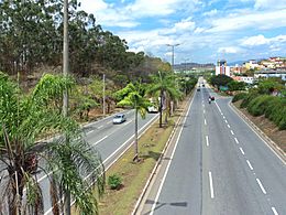 Avenida Pedro Linhares Gomes e Usiminas ao fundo, Ipatinga MG.JPG