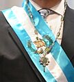 Banda presidencial de Guatemala y las llaves de la Constitución (cropped)