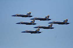 Archivo:Blue angels 6 plane flyby from side