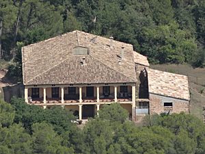 Archivo:Cal Torre del Forn (Rajadell) vist des del cim del cogulló