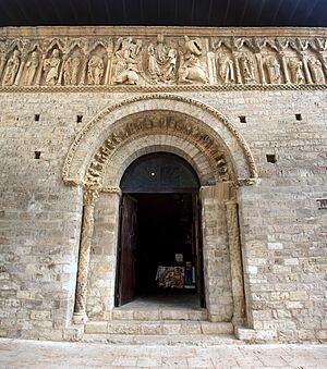 Archivo:Carrión de los Condes Church of Santiago 001 Romanesque portal Pantocrator