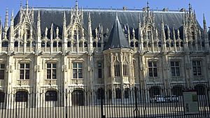 Archivo:Cour du Palais de Justice de ROUEN, façade