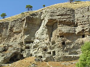 Archivo:Cuevas Prehistóricas. Risco de las cuevas. Perales de Tajuña. Madrid 03