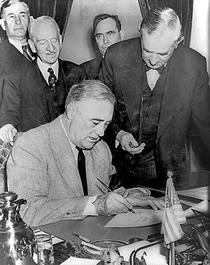 Archivo:Franklin Roosevelt signing declaration of war against Germany