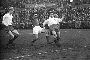Archivo:Fußballspiel Holstein Kiel gegen Hamburger SV in der Oberliga Nord, 0-2 (Kiel 78.349)