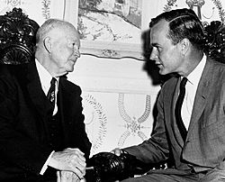 Archivo:George Herbert Walker Bush and Eisenhower 1