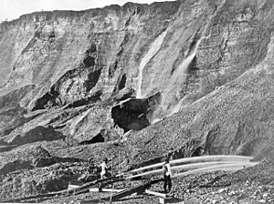 Archivo:Hydraulic mining in Dutch Flat, California, between 1857 and 1870