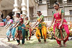 Archivo:Indoni Parade 2018, Indian Dancers.by Sizwe Sibiya (2)