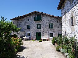 Iturribide kaleko baserri baten aurrealdea, Untzaga, Urkabustaiz, Araba, Euskal Herria. 2015-06-21.jpg