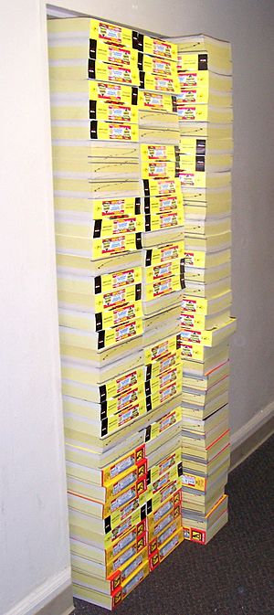 Archivo:Joke - phone books in doorway