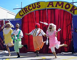 Archivo:Jugglers Circus Amok by David Shankbone