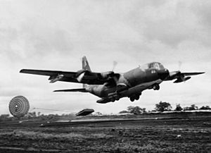 Archivo:Khe Sanh LAPES C-130