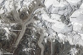 Khumbu glacier in relation to everest.jpg