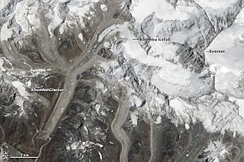 Archivo:Khumbu glacier in relation to everest