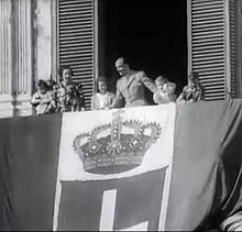 Archivo:King Umberto II behind of the Flag of Kingdom of Italy