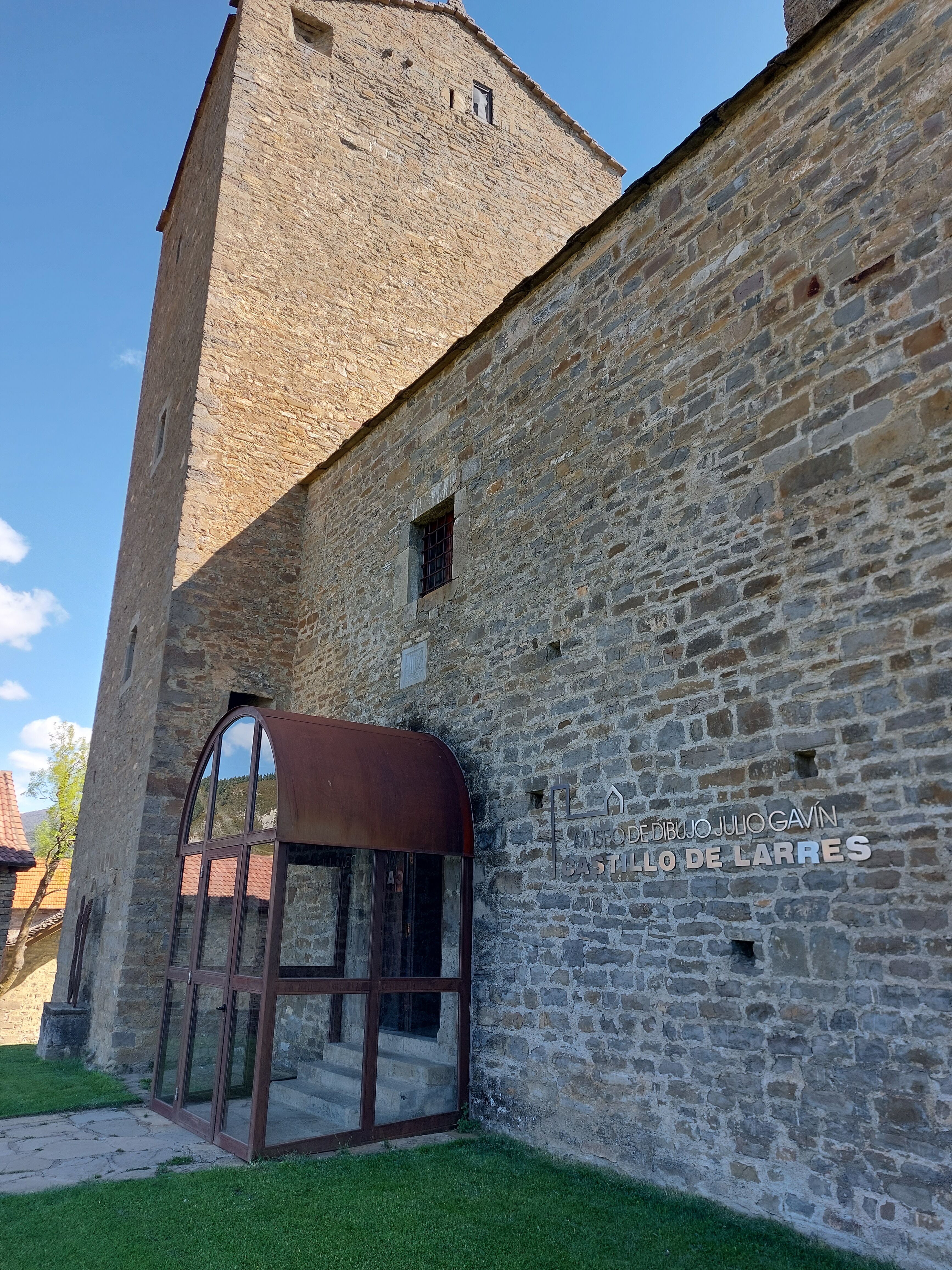 Larrés. Museo de Dibujo. Puerta principal.jpg