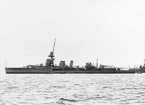 Archivo:Light cruiser HMS Curacoa (D41) at anchor before the Second World War