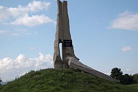 Monument Mézhilac 3.jpg