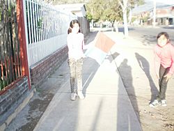Archivo:Niñas chilenas con un volantín