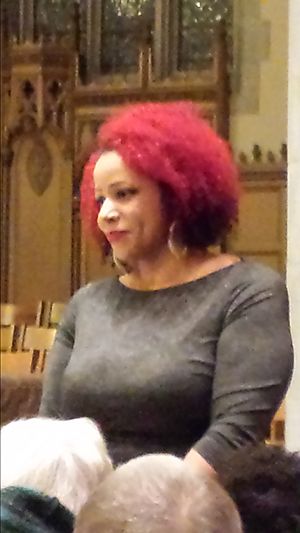 Archivo:NikoleHannahJonesSpeakingWithAttendeesAtThirdPresbyterianChurchRochesterNewYork