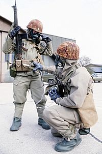 Archivo:Norwegian soldiers with respirators