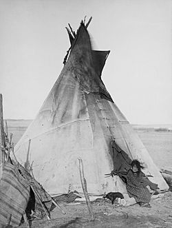 Archivo:Oglala girl in front of a tipi2