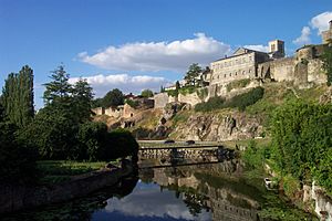 Archivo:Parthenay Citadel from Saint-Paul Bridge 2