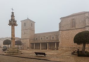 Archivo:Plaza Mayor, Fuentenovilla, Guadalajara, España, 2018-01-04, DD 05