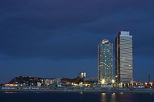 Archivo:Port Olimpic. Torres Mapfre