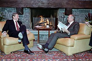Archivo:President Ronald Reagan and Soviet General Secretary Mikhail Gorbachev at the first Summit in Geneva, Switzerland