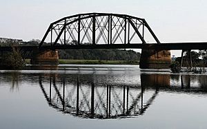 Archivo:Puente ferroviario sobre el Río Pirapó