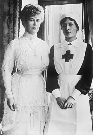 Archivo:Queen Mary and Princess Mary