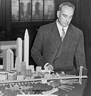 Archivo:Robert Moses with Battery Bridge model