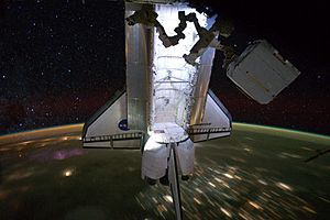 Archivo:STS 134 Endeavour Docked