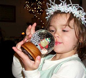 Archivo:Snow Globe girl