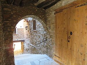 Archivo:Soportales del casco antiguo del municipio de Rasquera, Tarragona