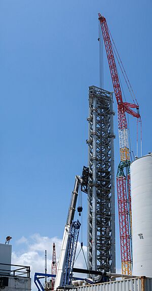 Archivo:SpaceX launch tower, under construction (51439001865)