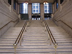Archivo:Stairs leading out of main hall, Chicago Union Station