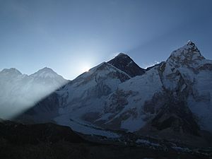 Archivo:Sunrise over Everest