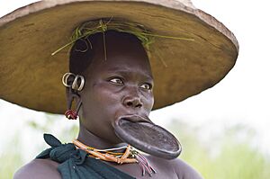 Archivo:Surma woman