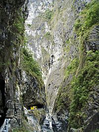 Archivo:Taiwan 2009 HuaLien Taroko Gorge Narrow Gap and Road PB140025