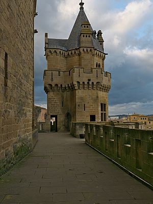 Archivo:Torre de las Tres Coronas, Palacio Real de Olite